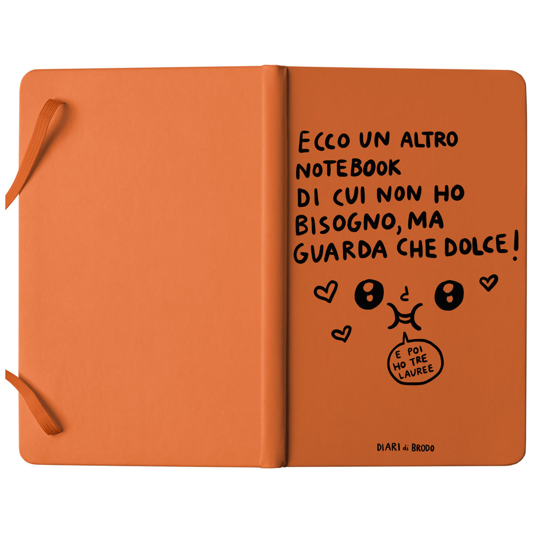 Taccuino Un'altro Notebook di cui non ho bisogno dell'album Me lo segno di Diari di brodo: copertina soft touch in 8 colori, con chiusura e segnalibro coordinati