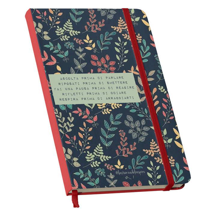 Taccuino Mi ascolto dell'album Un momento tutto per me di La stanza del respiro: copertina soft touch in 8 colori, con chiusura e segnalibro coordinati