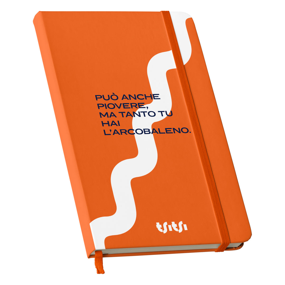Taccuino Può anche piovere 01 dell'album Mapperó di TSITSI CONCEPT: copertina soft touch in 8 colori, con chiusura e segnalibro coordinati
