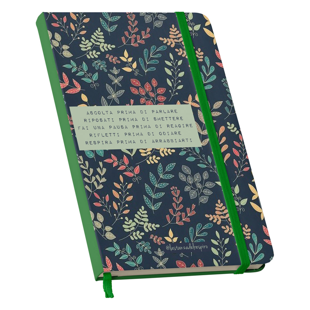 Taccuino Mi ascolto dell'album Un momento tutto per me di La stanza del respiro: copertina soft touch in 8 colori, con chiusura e segnalibro coordinati