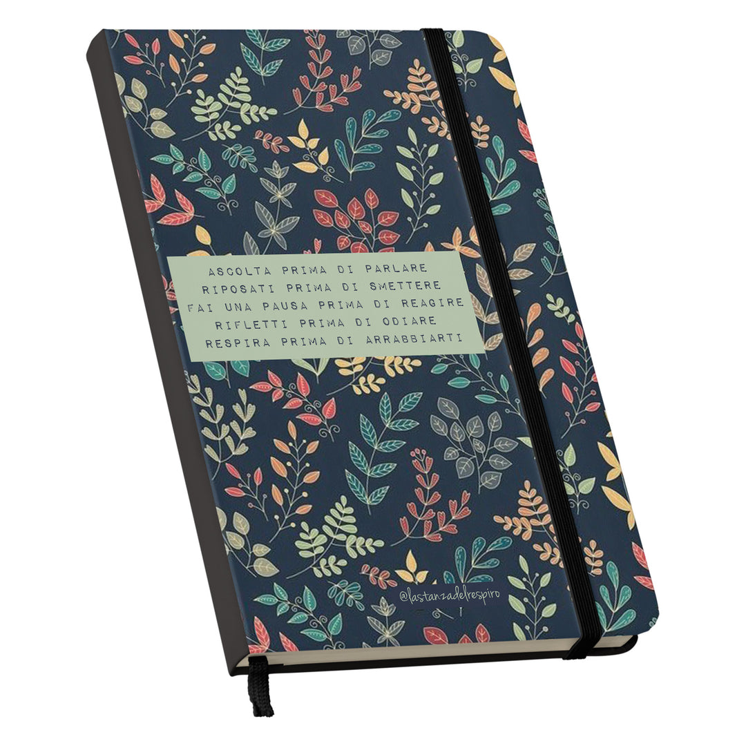 Taccuino Mi ascolto dell'album Un momento tutto per me di La stanza del respiro: copertina soft touch in 8 colori, con chiusura e segnalibro coordinati