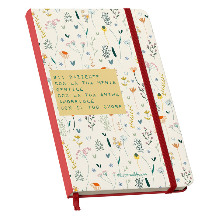 Taccuino Amorevole dell'album Un momento tutto per me di La stanza del respiro: copertina soft touch in 8 colori, con chiusura e segnalibro coordinati