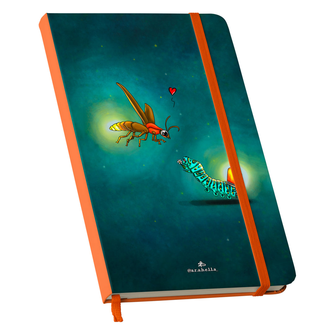 Taccuino Per amore lucciola dell'album Amore in taccuini di Arabella: copertina soft touch in 8 colori, con chiusura e segnalibro coordinati
