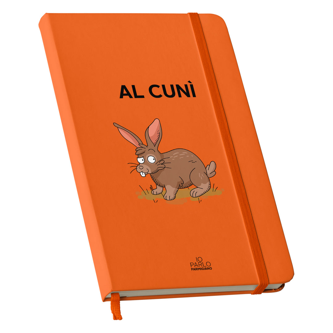 Taccuino AL CUNÌ dell'album LÌNNEA BÉSTJI di Io parlo parmigiano: copertina soft touch in 8 colori, con chiusura e segnalibro coordinati