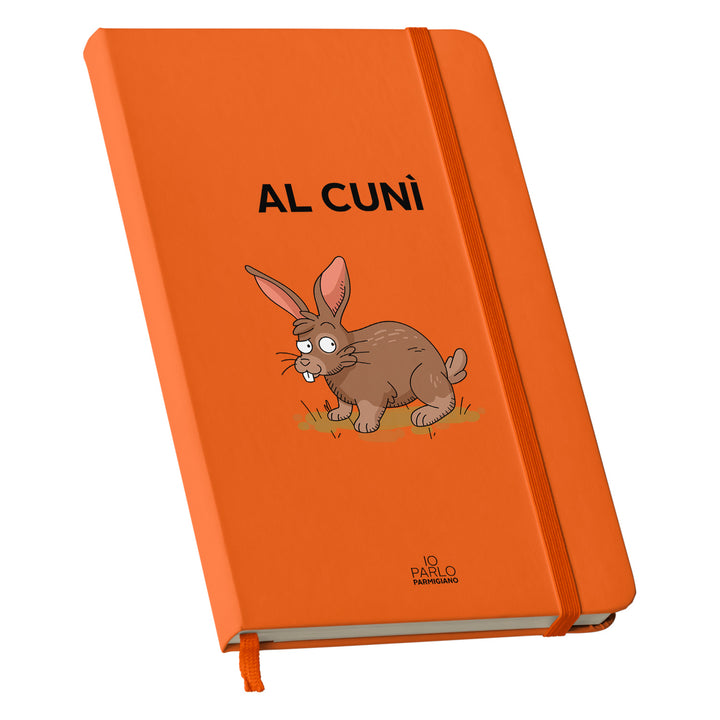 Taccuino AL CUNÌ dell'album LÌNNEA BÉSTJI di Io parlo parmigiano: copertina soft touch in 8 colori, con chiusura e segnalibro coordinati