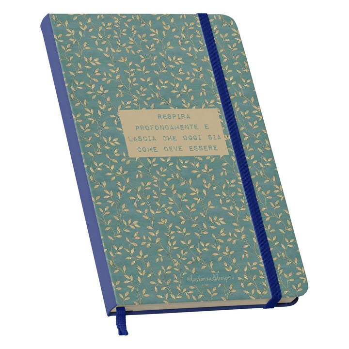 Taccuino Lascio che sia dell'album Un momento tutto per me di La stanza del respiro: copertina soft touch in 8 colori, con chiusura e segnalibro coordinati