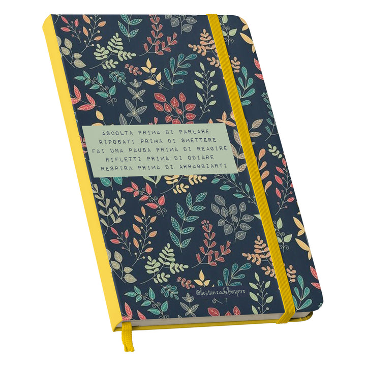 Taccuino Mi ascolto dell'album Un momento tutto per me di La stanza del respiro: copertina soft touch in 8 colori, con chiusura e segnalibro coordinati