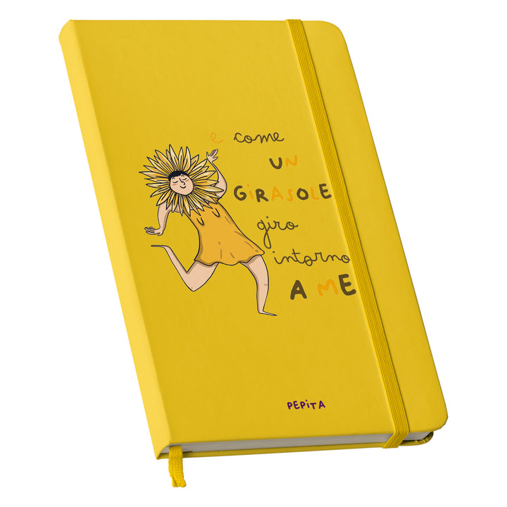 Taccuino Girasole dell'album Taccuini a caso per gente speciale di PEPITALAND: copertina soft touch in 8 colori, con chiusura e segnalibro coordinati