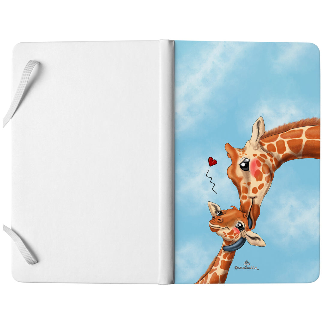 Taccuino Mamma giraffa dell'album Amore in taccuini di Arabella: copertina soft touch in 8 colori, con chiusura e segnalibro coordinati