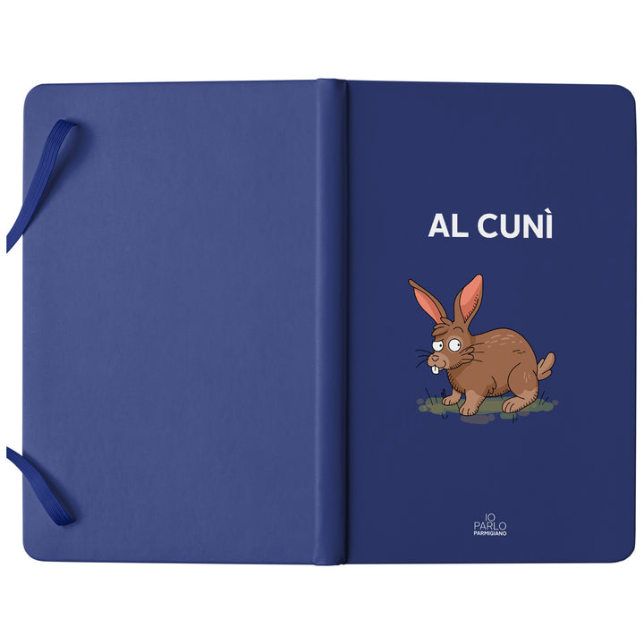 Taccuino AL CUNÌ dell'album LÌNNEA BÉSTJI di Io parlo parmigiano: copertina soft touch in 8 colori, con chiusura e segnalibro coordinati