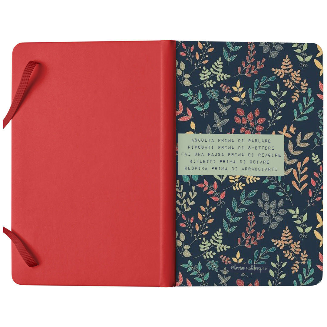 Taccuino Mi ascolto dell'album Un momento tutto per me di La stanza del respiro: copertina soft touch in 8 colori, con chiusura e segnalibro coordinati