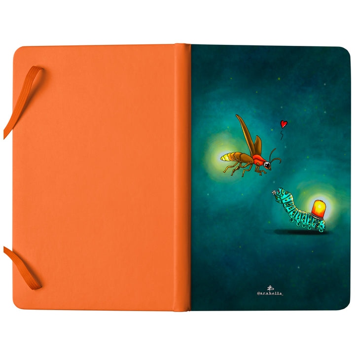 Taccuino Per amore lucciola dell'album Amore in taccuini di Arabella: copertina soft touch in 8 colori, con chiusura e segnalibro coordinati