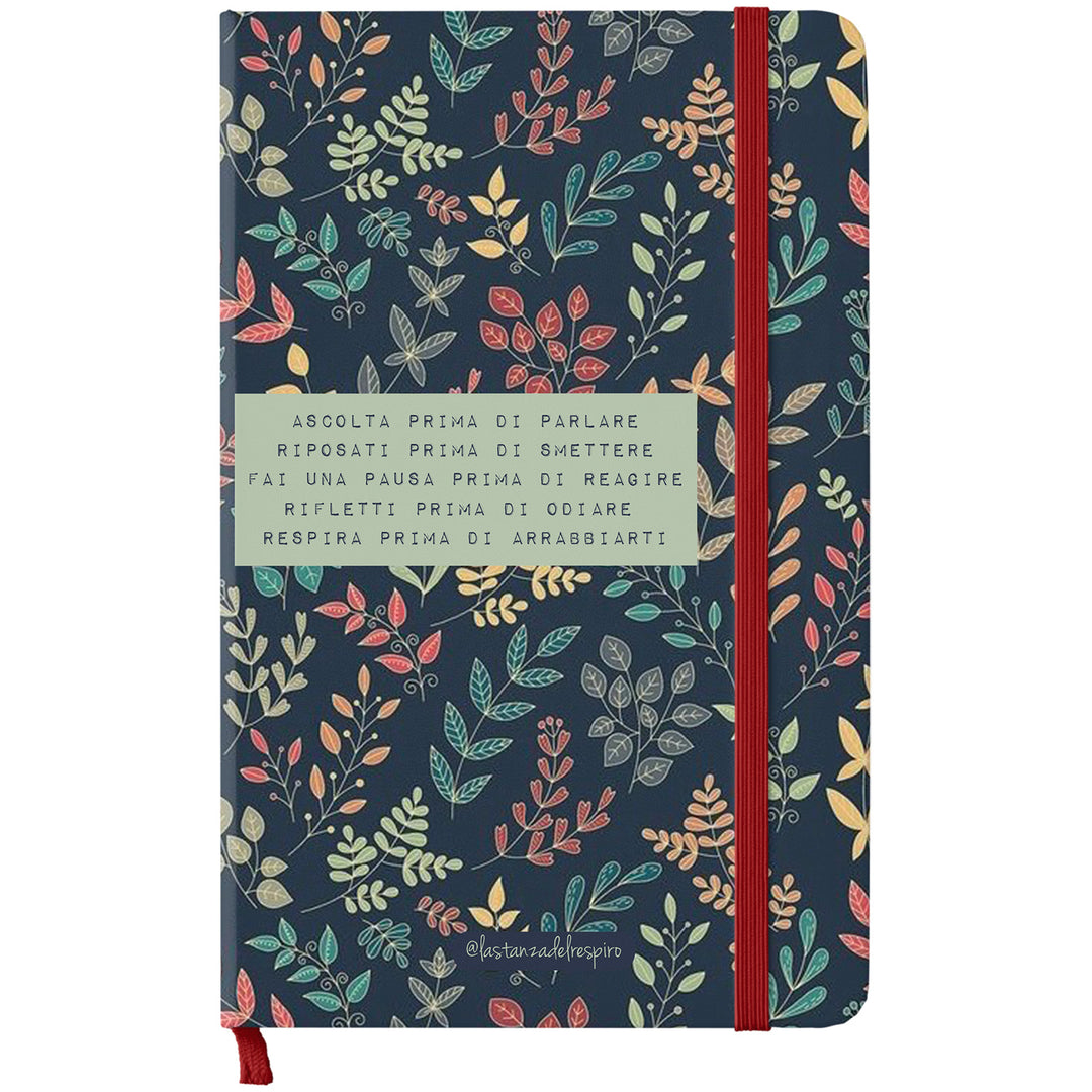 Taccuino Mi ascolto dell'album Un momento tutto per me di La stanza del respiro: copertina soft touch in 8 colori, con chiusura e segnalibro coordinati