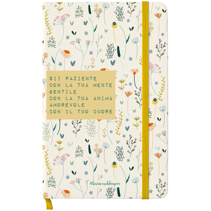 Taccuino Amorevole dell'album Un momento tutto per me di La stanza del respiro: copertina soft touch in 8 colori, con chiusura e segnalibro coordinati