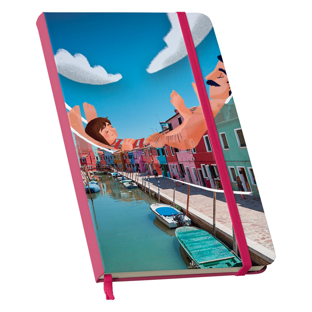 Taccuino Burano dell'album Taccuini per viaggiare (anche con la mente) di Elisa Lanconelli: copertina soft touch in 8 colori, con chiusura e segnalibro coordinati